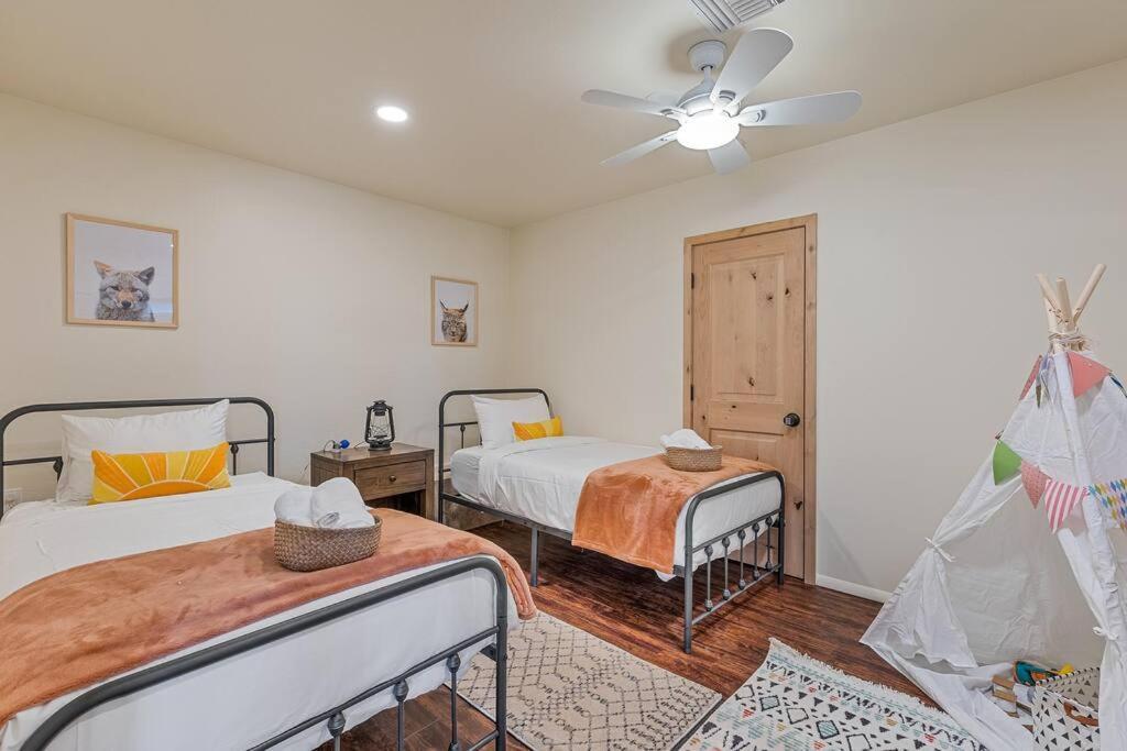 Close To Fresh Creek! Sleeps 12 ~ Amazing Views W/Serene Open Space ~ Hot Tub + Game Room ~ Trails Outside سيدونا المظهر الخارجي الصورة