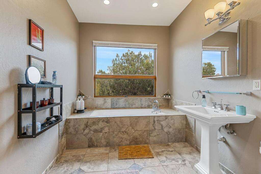 Close To Fresh Creek! Sleeps 12 ~ Amazing Views W/Serene Open Space ~ Hot Tub + Game Room ~ Trails Outside سيدونا المظهر الخارجي الصورة