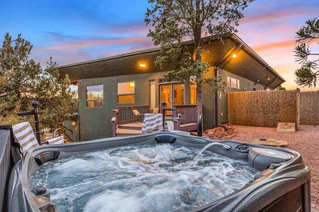 Close To Fresh Creek! Sleeps 12 ~ Amazing Views W/Serene Open Space ~ Hot Tub + Game Room ~ Trails Outside سيدونا المظهر الخارجي الصورة