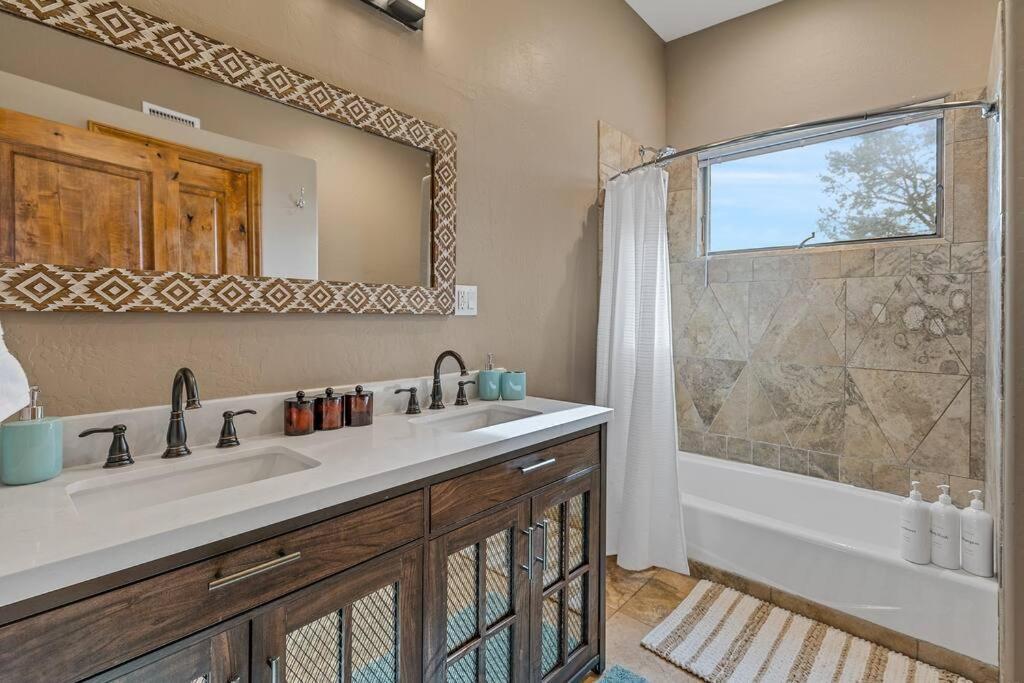 Close To Fresh Creek! Sleeps 12 ~ Amazing Views W/Serene Open Space ~ Hot Tub + Game Room ~ Trails Outside سيدونا المظهر الخارجي الصورة