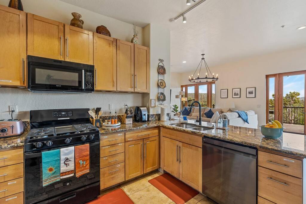 Close To Fresh Creek! Sleeps 12 ~ Amazing Views W/Serene Open Space ~ Hot Tub + Game Room ~ Trails Outside سيدونا المظهر الخارجي الصورة