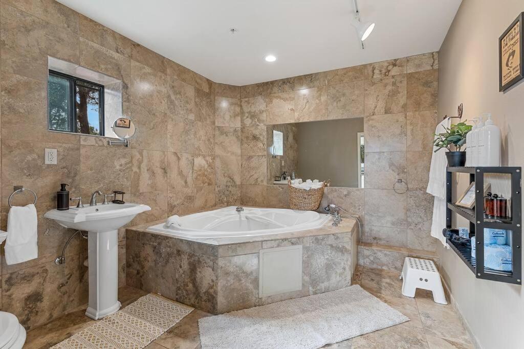 Close To Fresh Creek! Sleeps 12 ~ Amazing Views W/Serene Open Space ~ Hot Tub + Game Room ~ Trails Outside سيدونا المظهر الخارجي الصورة