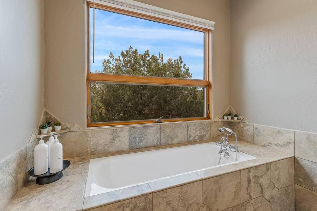 Close To Fresh Creek! Sleeps 12 ~ Amazing Views W/Serene Open Space ~ Hot Tub + Game Room ~ Trails Outside سيدونا المظهر الخارجي الصورة
